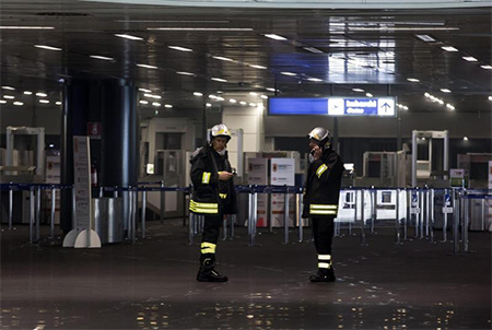 bomberos en el aeropuerto de Roma Un incendio obliga a cerrar el aeropuerto de Roma-Fiumicino